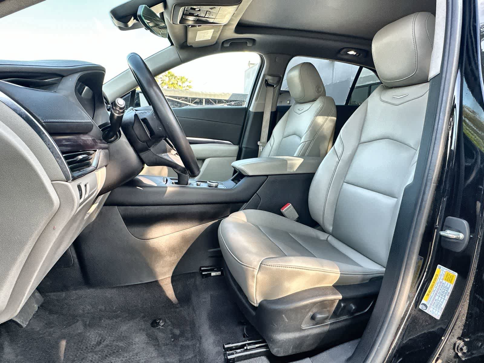 Used 2022 Cadillac XT4 Luxury w/ Driver Awareness Package image 3