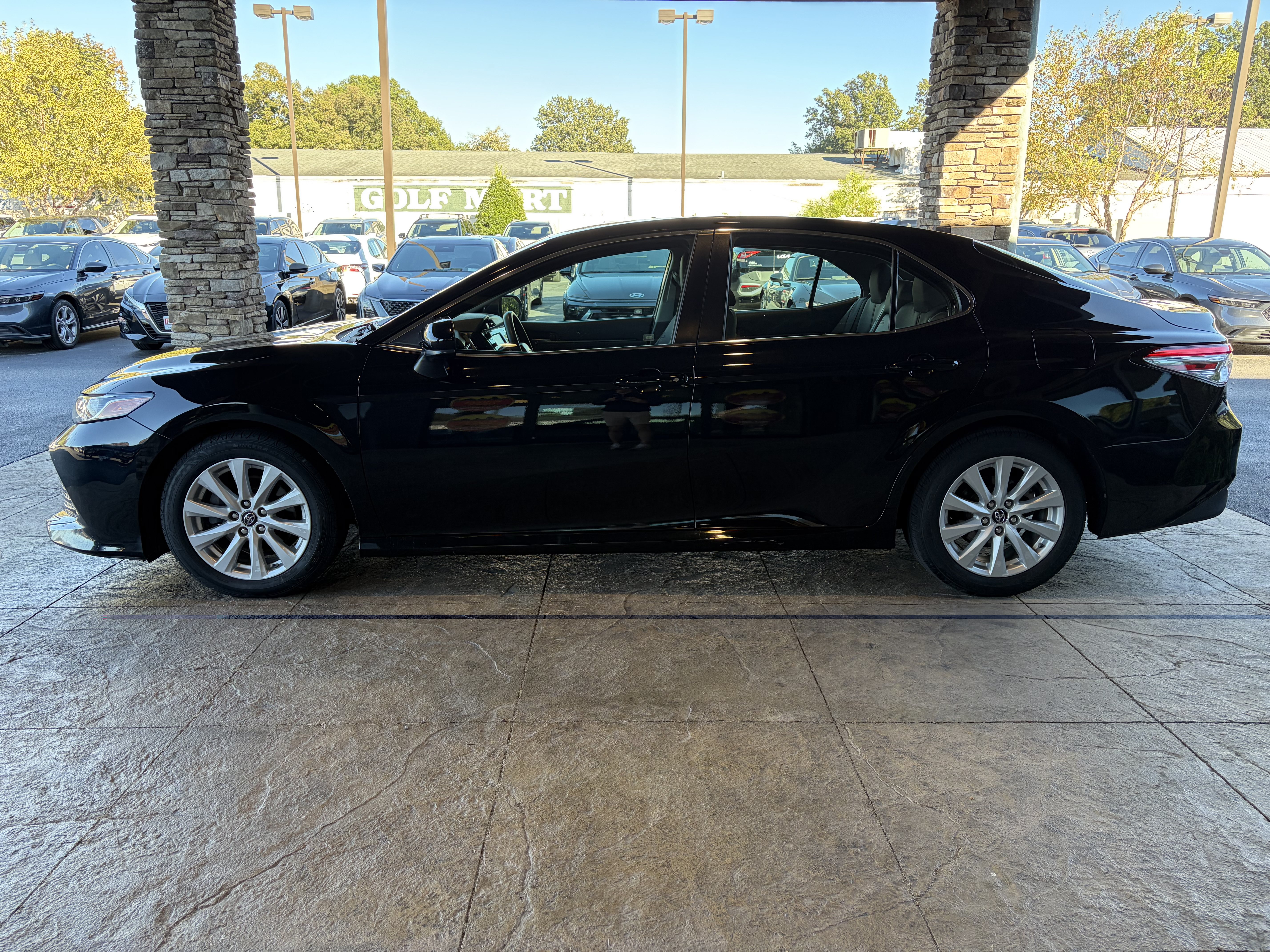 Used 2018 Toyota Camry LE FWD image 9