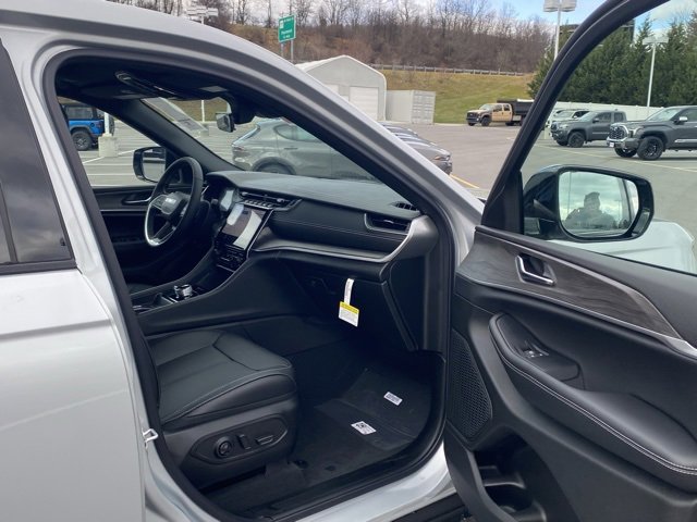 New 2025 Jeep Grand Cherokee L Limited w/ Black Appearance Package image 28