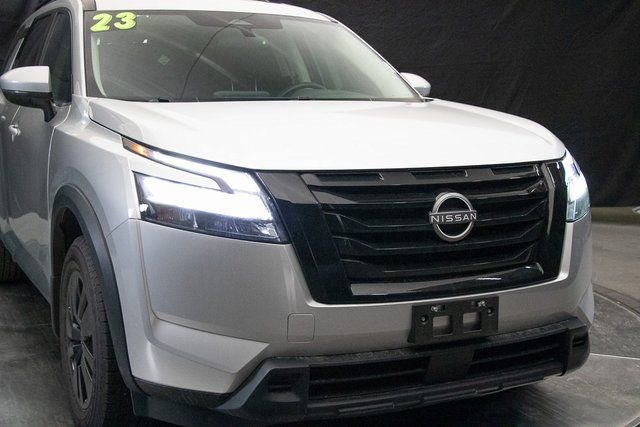 Used 2023 Nissan Pathfinder SV w/ SV Premium Package image 3