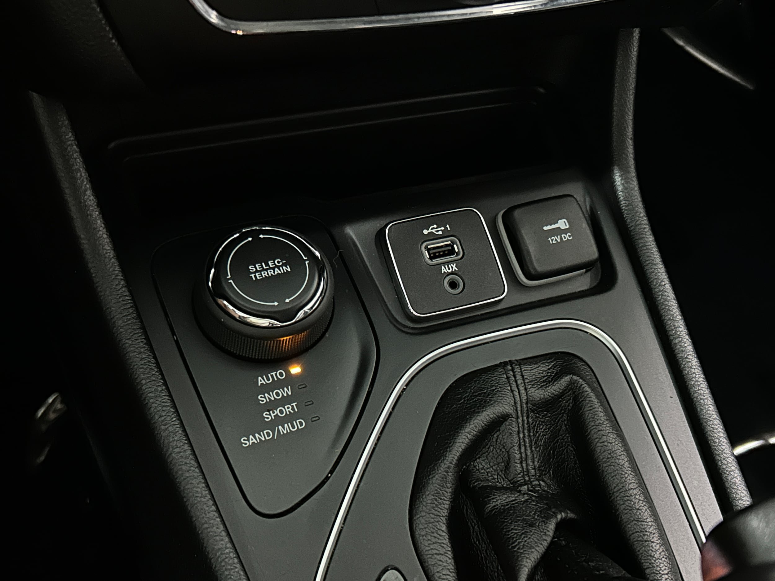 Used 2019 Jeep Cherokee Latitude Plus AWD/4WD image 12