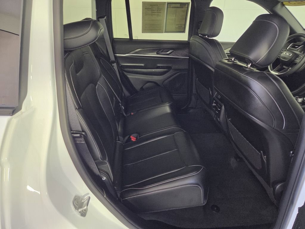 Certified 2025 Jeep Grand Cherokee Limited image 30