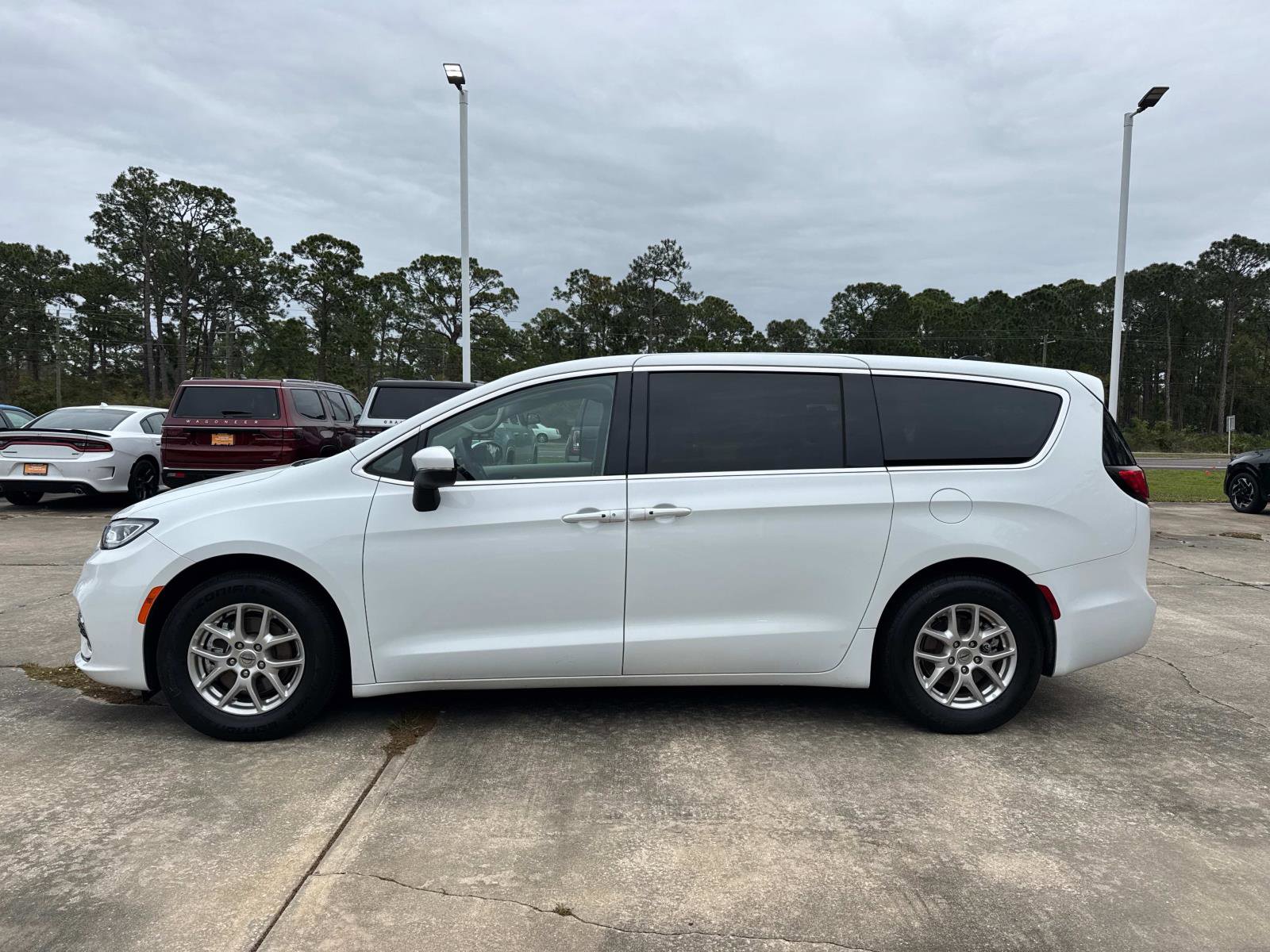 Certified 2023 Chrysler Pacifica Touring-L image 6