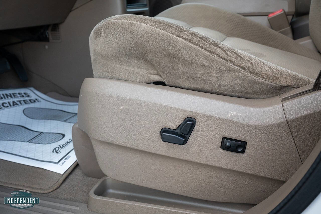 Used 2014 Chrysler Town & Country Touring image 20