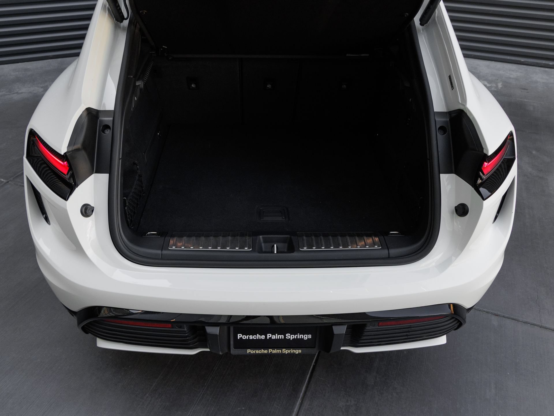 Certified 2025 Porsche Macan Turbo Electric AWD/4WD image 27