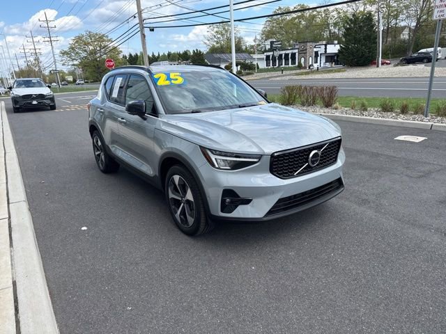 Certified 2025 Volvo XC40 B5 Plus AWD/4WD image 6
