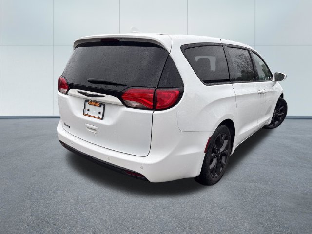 Used 2020 Chrysler Pacifica Touring w/ S Appearance Package FWD image 4