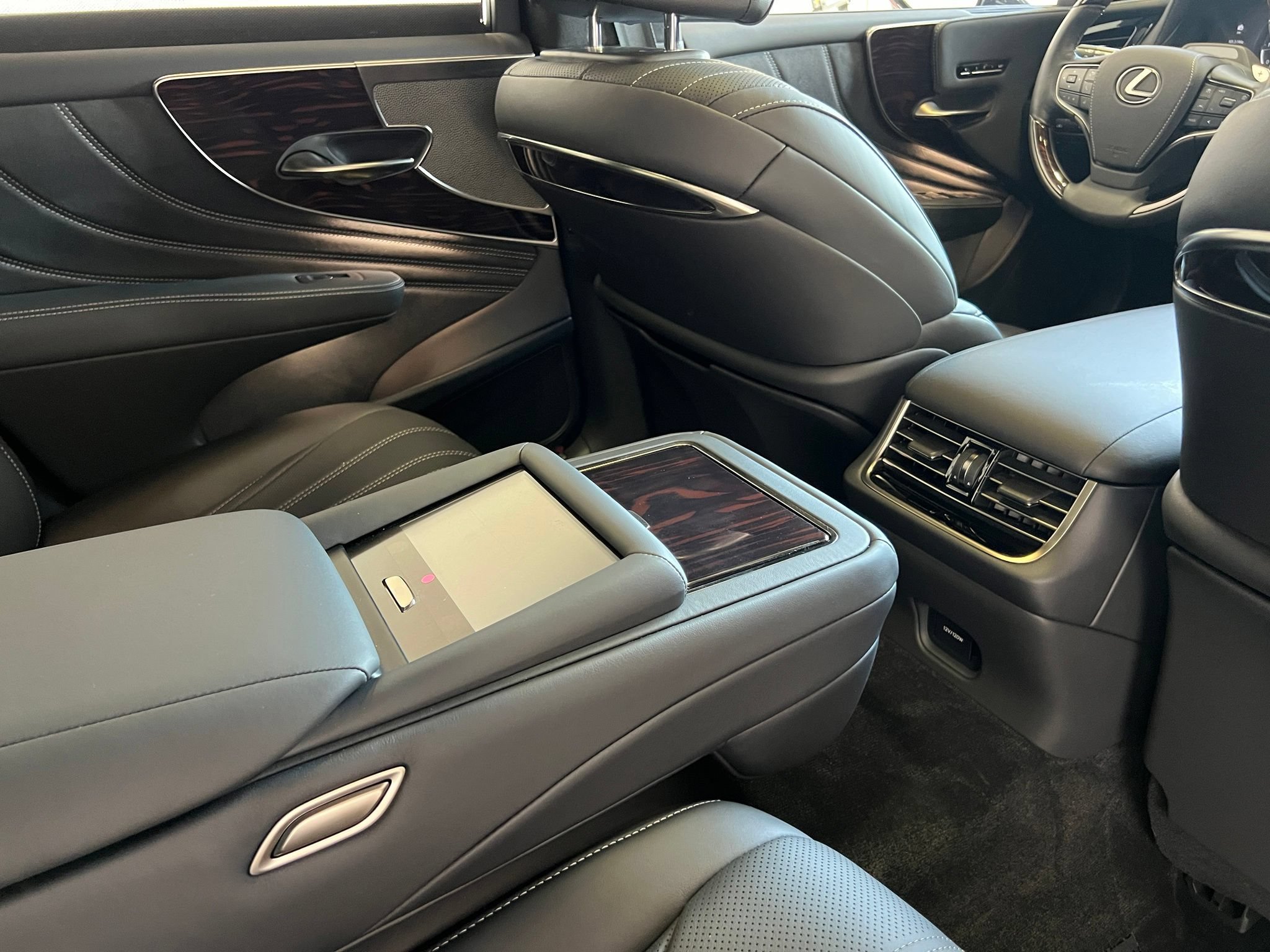 Used 2024 Lexus LS 500 AWD w/ Luxury Package image 8
