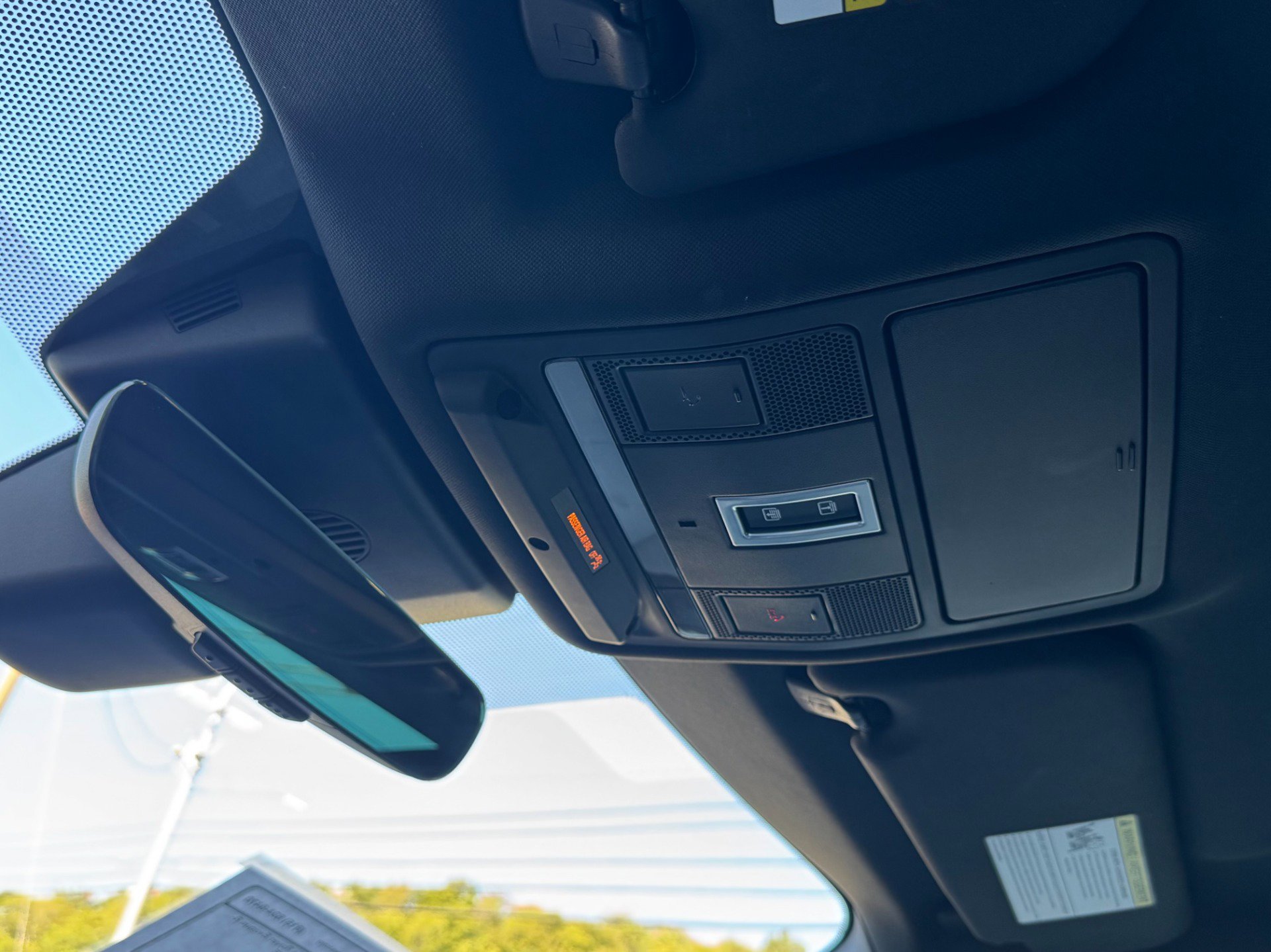 Used 2020 Land Rover Range Rover Evoque R-Dynamic SE image 23