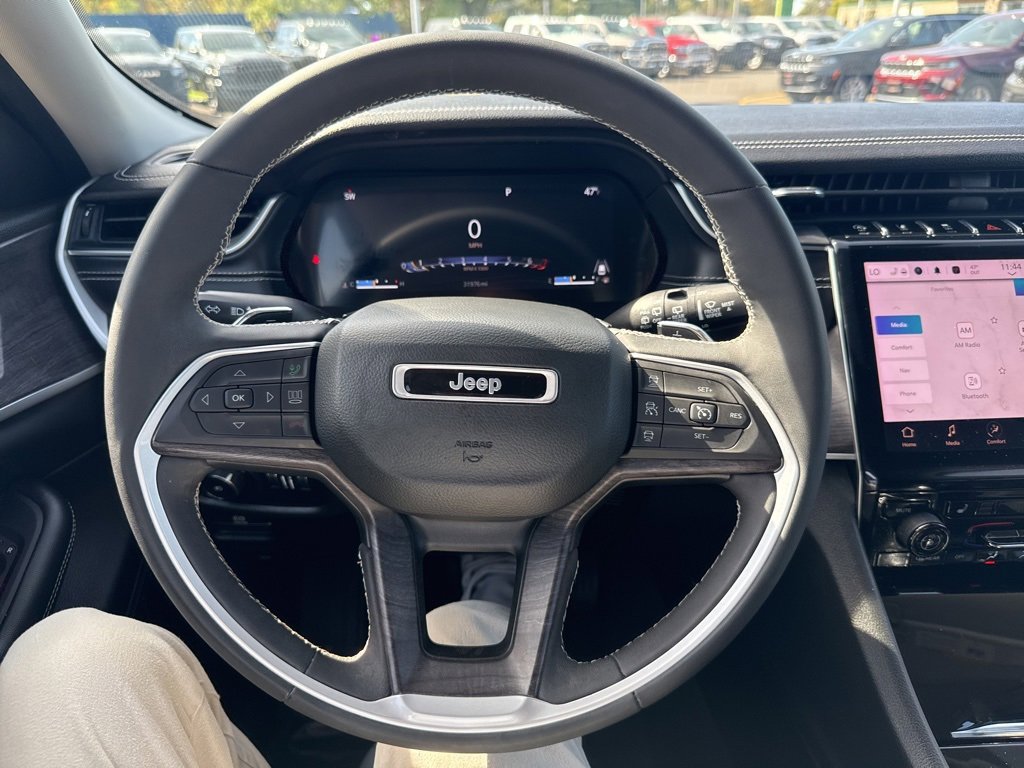 Used 2023 Jeep Grand Cherokee L Limited w/ Black Appearance Package image 31