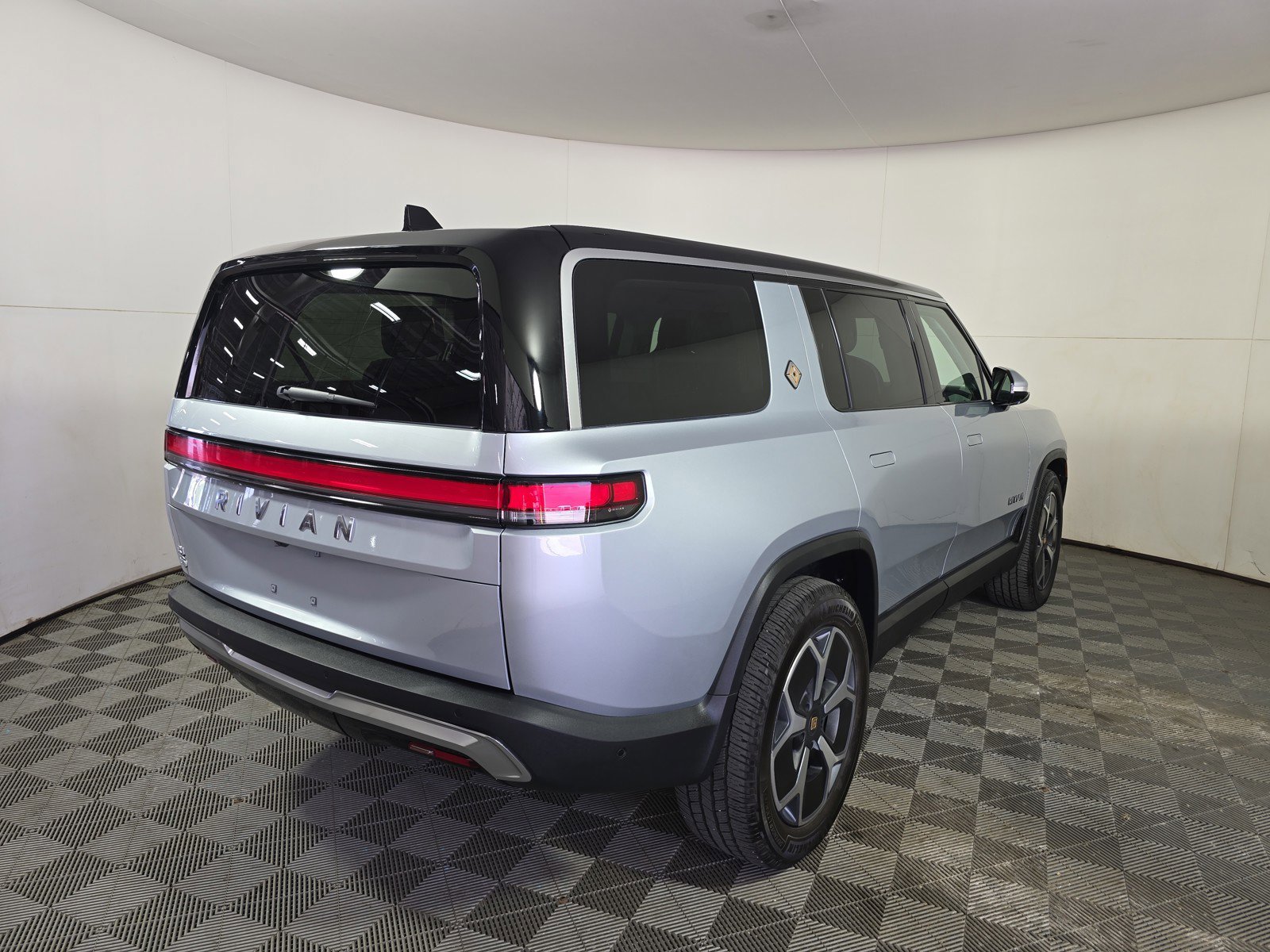 Used 2024 Rivian R1S Adventure AWD/4WD image 5