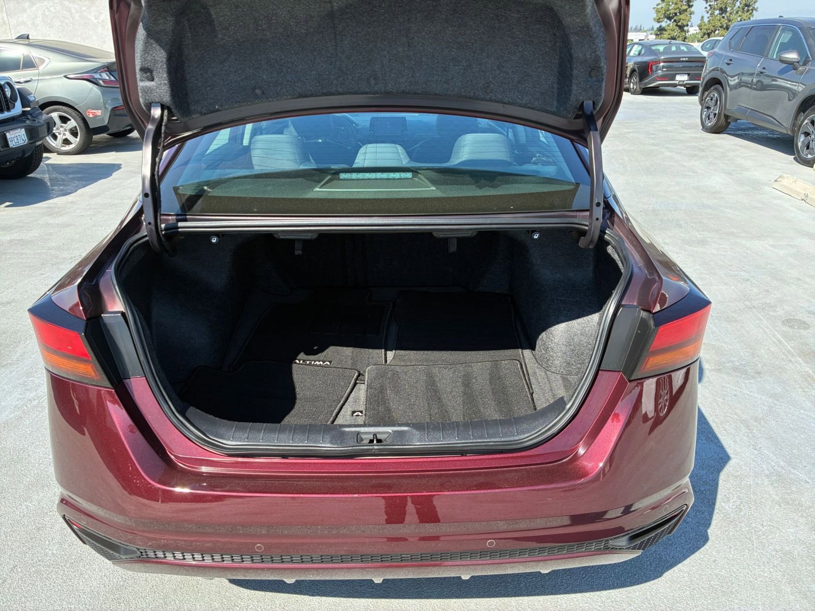 Used 2024 Nissan Altima 2.5 SV FWD image 31
