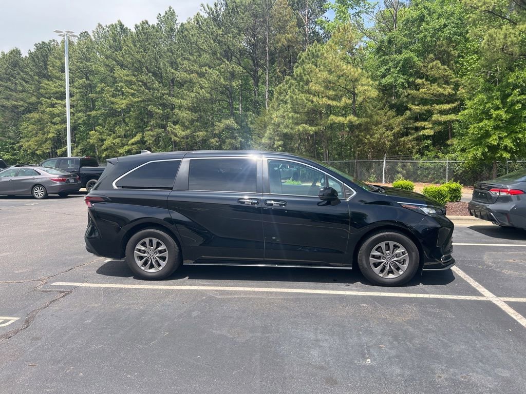 Used 2023 Toyota Sienna XLE FWD image 10