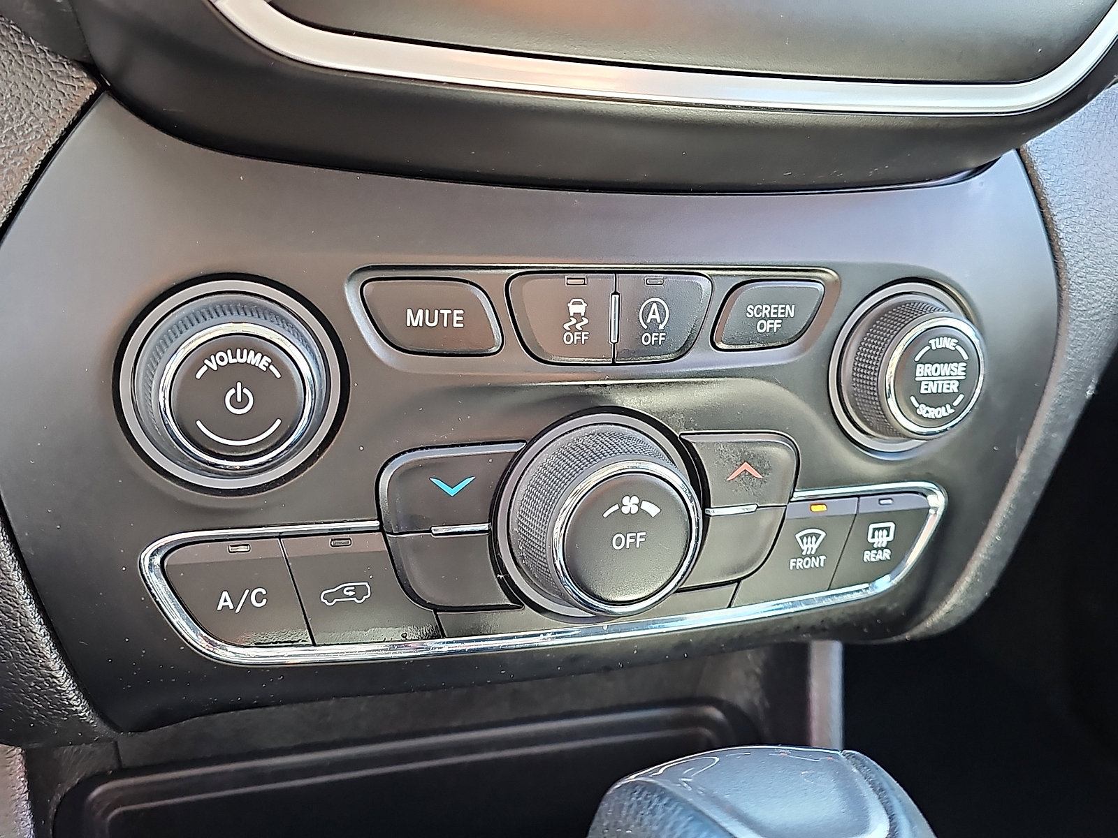 Used 2019 Jeep Cherokee Latitude w/ Popular Appearance Group image 15