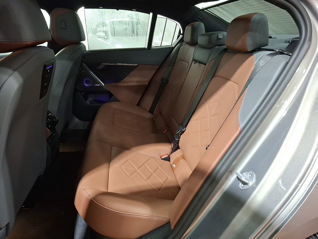 Used 2025 BMW i5 xDrive40 image 9