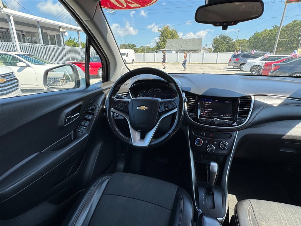 Used 2020 Chevrolet Trax LT w/ LT Convenience Package image 16