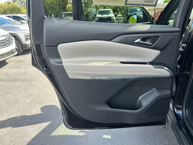 Used 2025 Chevrolet Traverse LT image 13