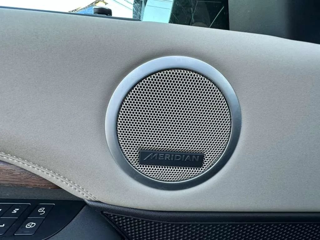 Used 2017 Land Rover Discovery HSE AWD/4WD image 13