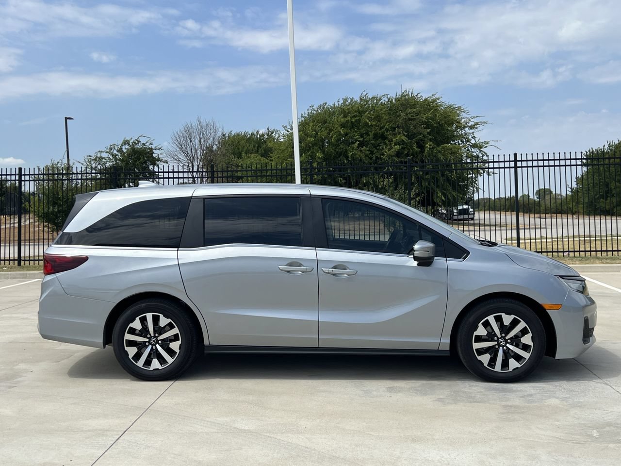 Used 2026 Honda Odyssey EX-L image 3