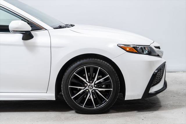 Used 2022 Toyota Camry SE w/ Convenience Package FWD image 12