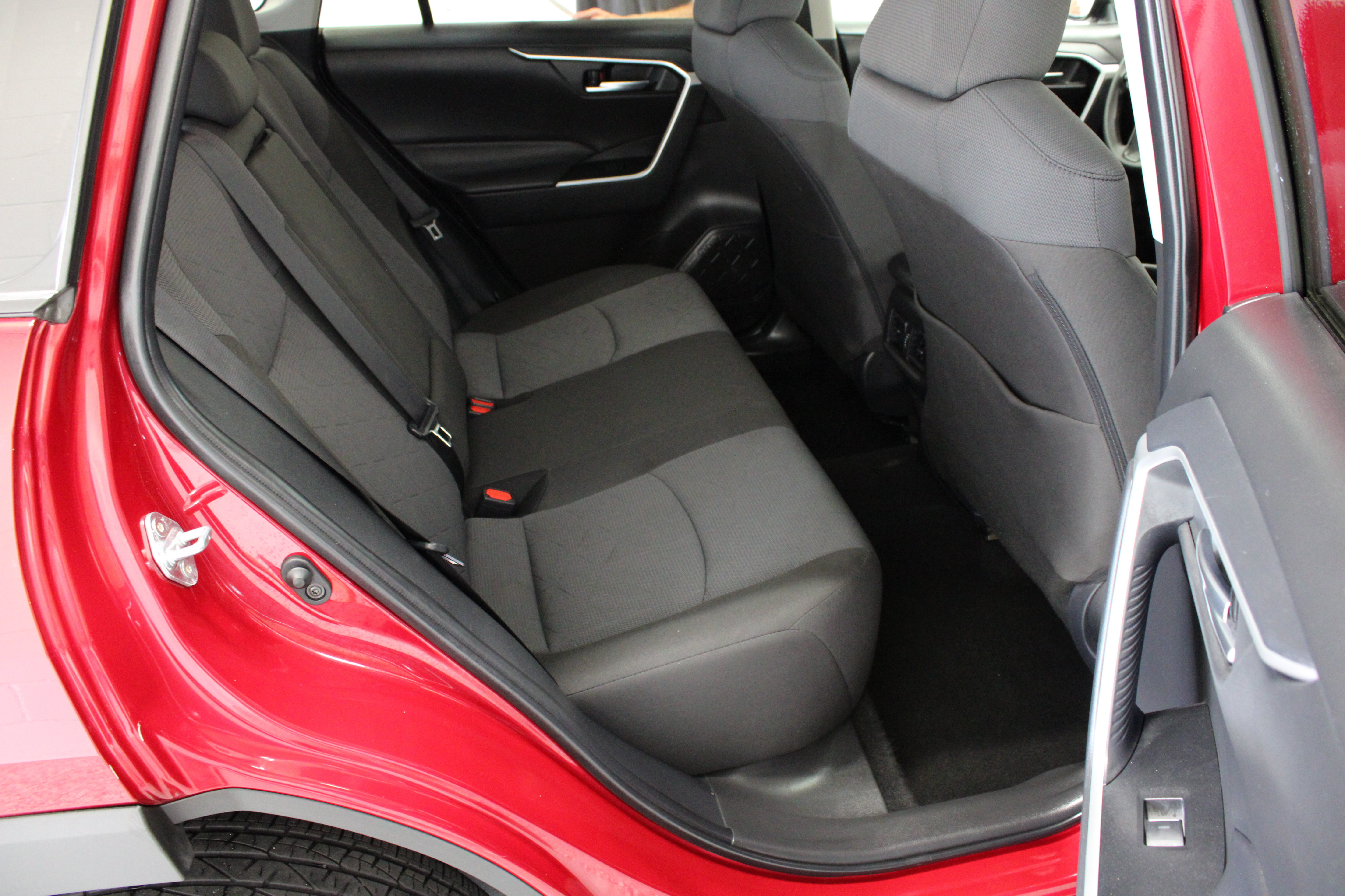 Used 2025 Toyota RAV4 XLE FWD image 33