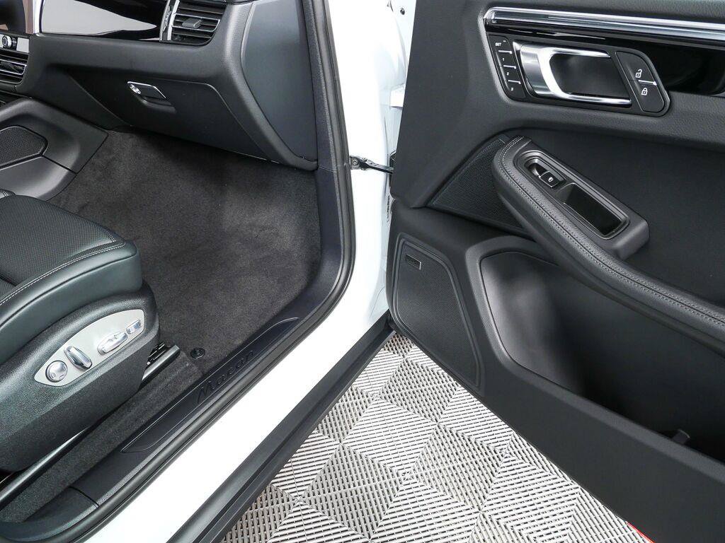 Certified 2026 Porsche Macan Turbo AWD/4WD image 25