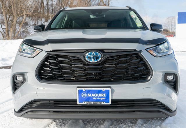 Used 2024 Toyota Highlander XLE image 3