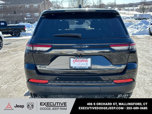 Used 2023 Jeep Grand Cherokee Altitude AWD/4WD image 3