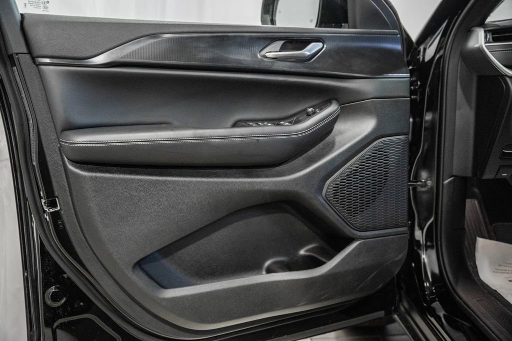 New 2025 Jeep Grand Cherokee L Altitude image 30