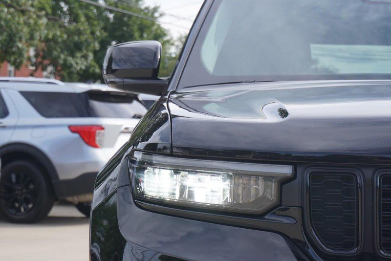 Used 2023 Jeep Grand Cherokee Limited w/ Black Appearance Package image 9