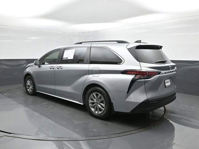 Used 2022 Toyota Sienna XLE image 5