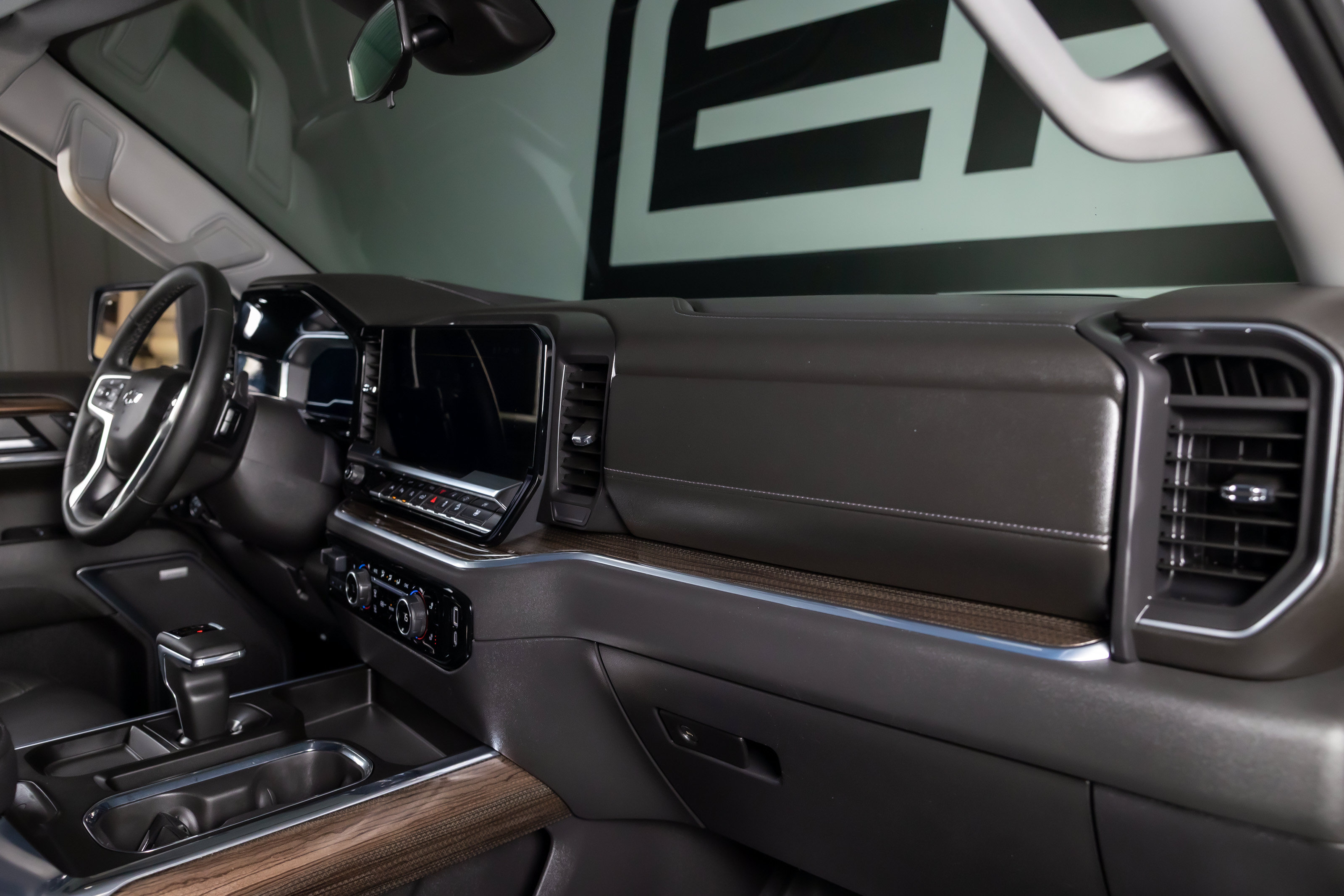 Used 2024 Chevrolet Silverado 1500 LT Trail Boss w/ LT Trail Boss Premium Package AWD/4WD image 34