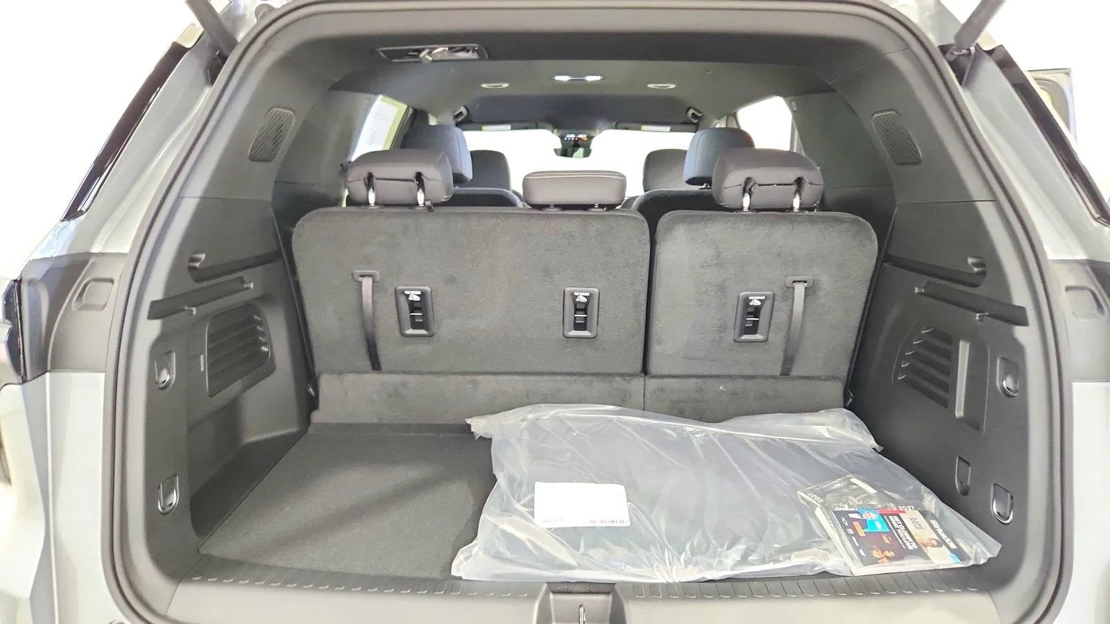 New 2027 Chevrolet Traverse LT w/ Midnight/Sport Edition FWD image 37
