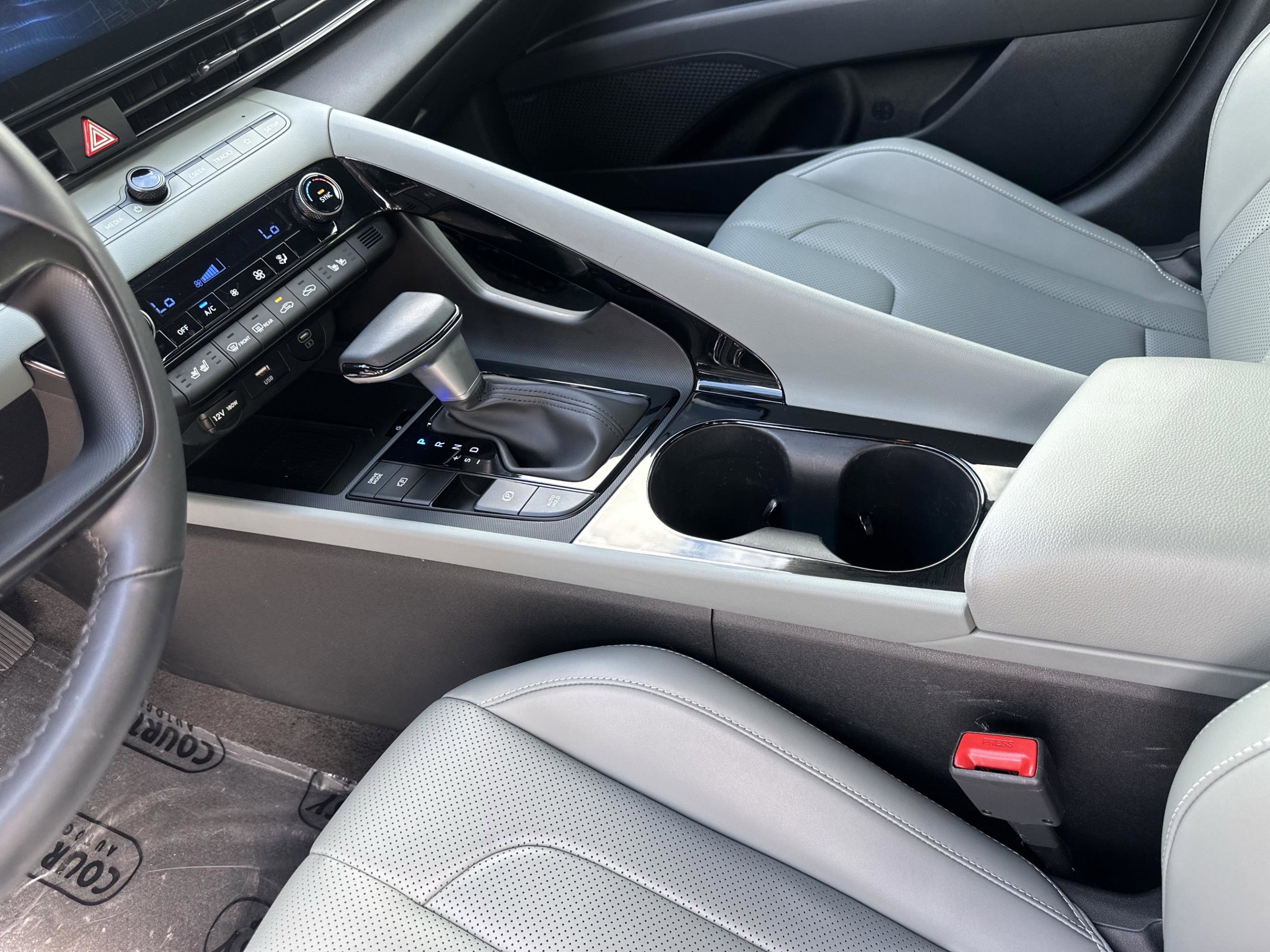 Used 2025 Hyundai Elantra Limited image 21