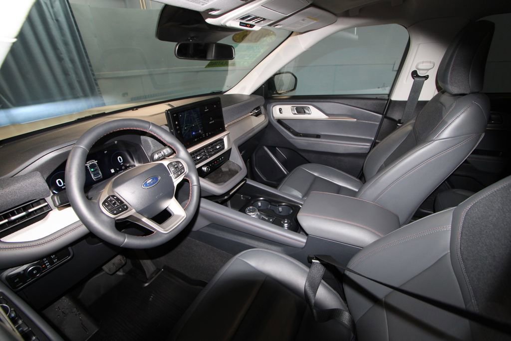 Used 2025 Ford Explorer Active w/ Active Comfort Package image 2