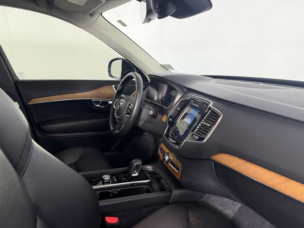 Used 2025 Volvo XC90 B6 Plus image 32