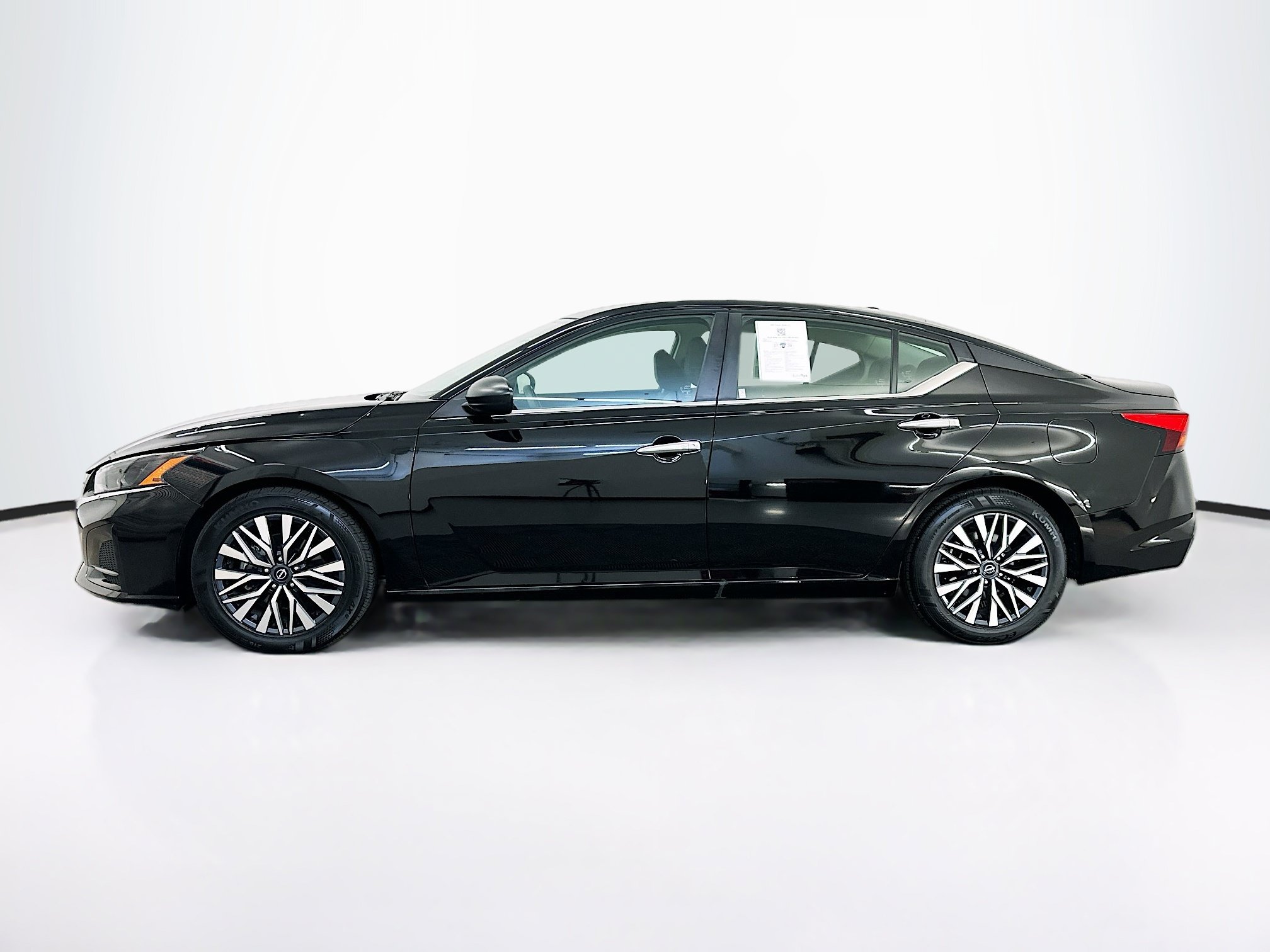 Used 2025 Nissan Altima 2.5 SV FWD image 4