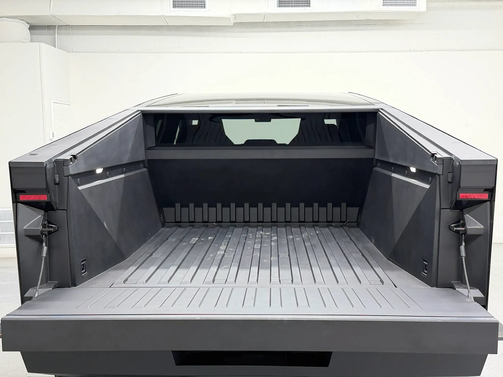 Used 2025 Tesla Cybertruck 2WD Crew Cab image 82