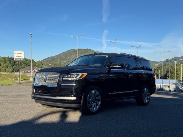 Used 2024 Lincoln Navigator Reserve AWD/4WD image 3