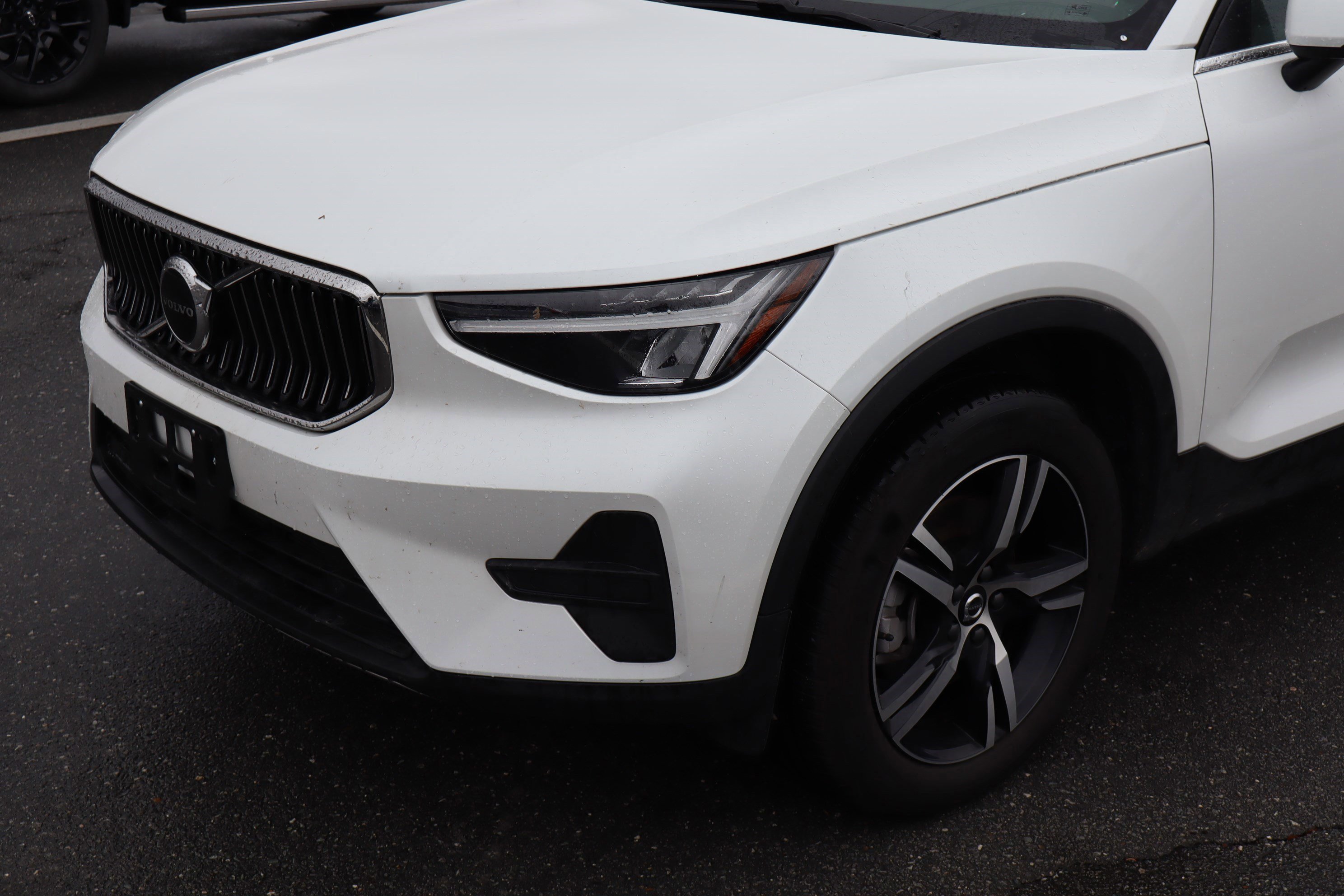 Used 2025 Volvo XC40 B5 Core image 6
