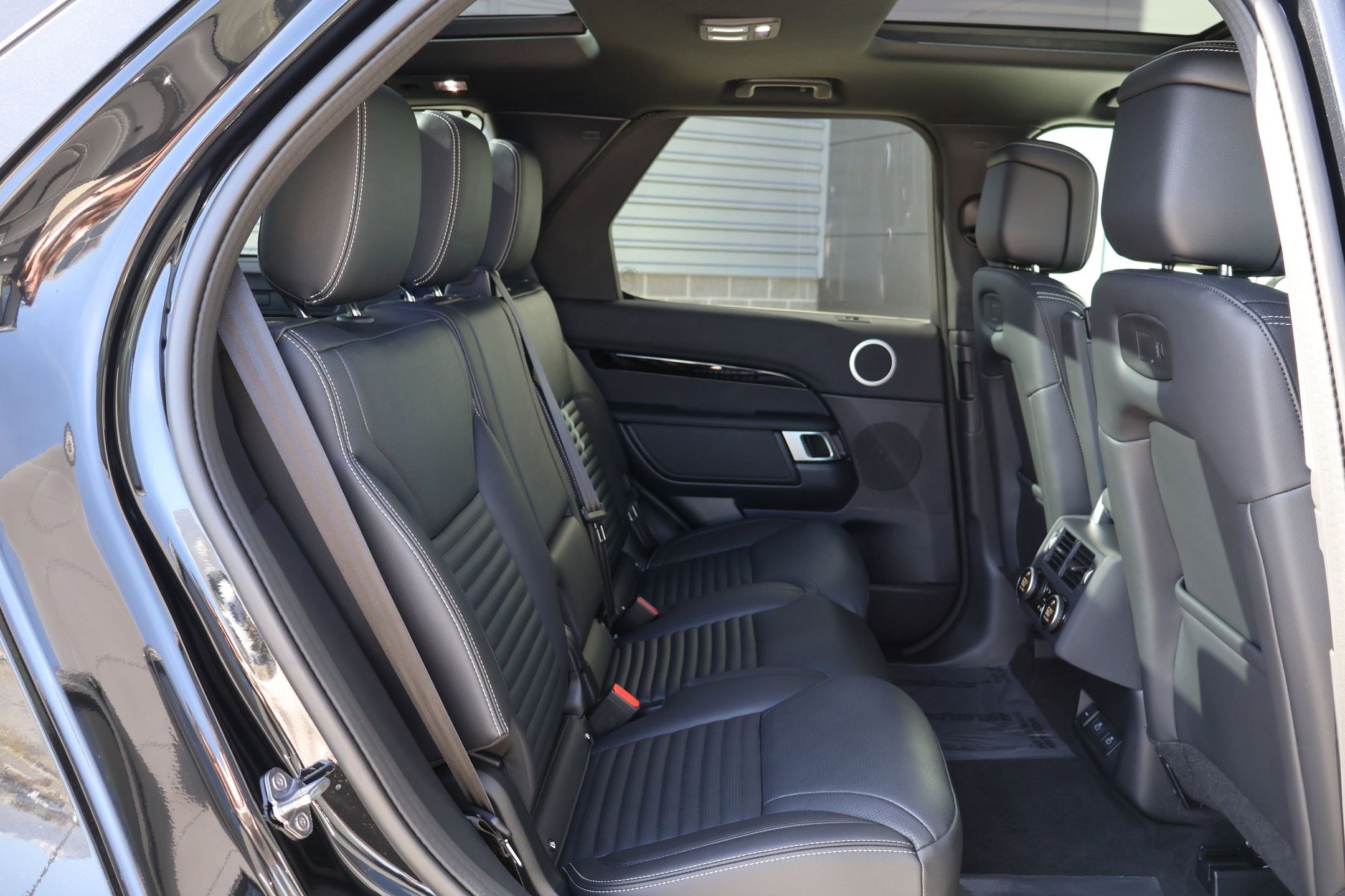 Certified 2025 Land Rover Discovery S image 29