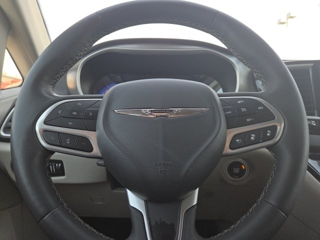 Used 2023 Chrysler Pacifica Touring-L FWD image 16
