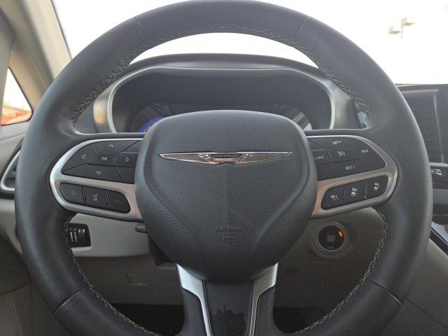 Used 2023 Chrysler Pacifica Touring-L FWD image 16