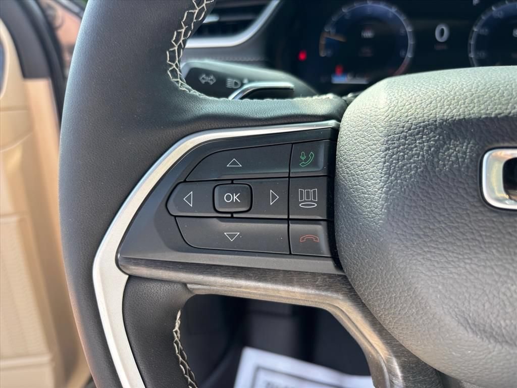 Used 2025 Jeep Grand Cherokee L Limited AWD/4WD image 18