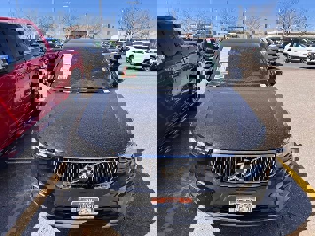 Used 2025 Volvo XC40 B5 Core image 2