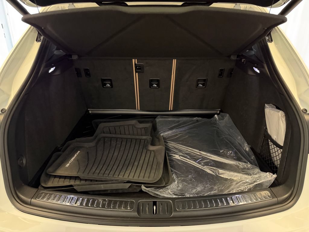 Certified 2023 Porsche Macan AWD/4WD image 28