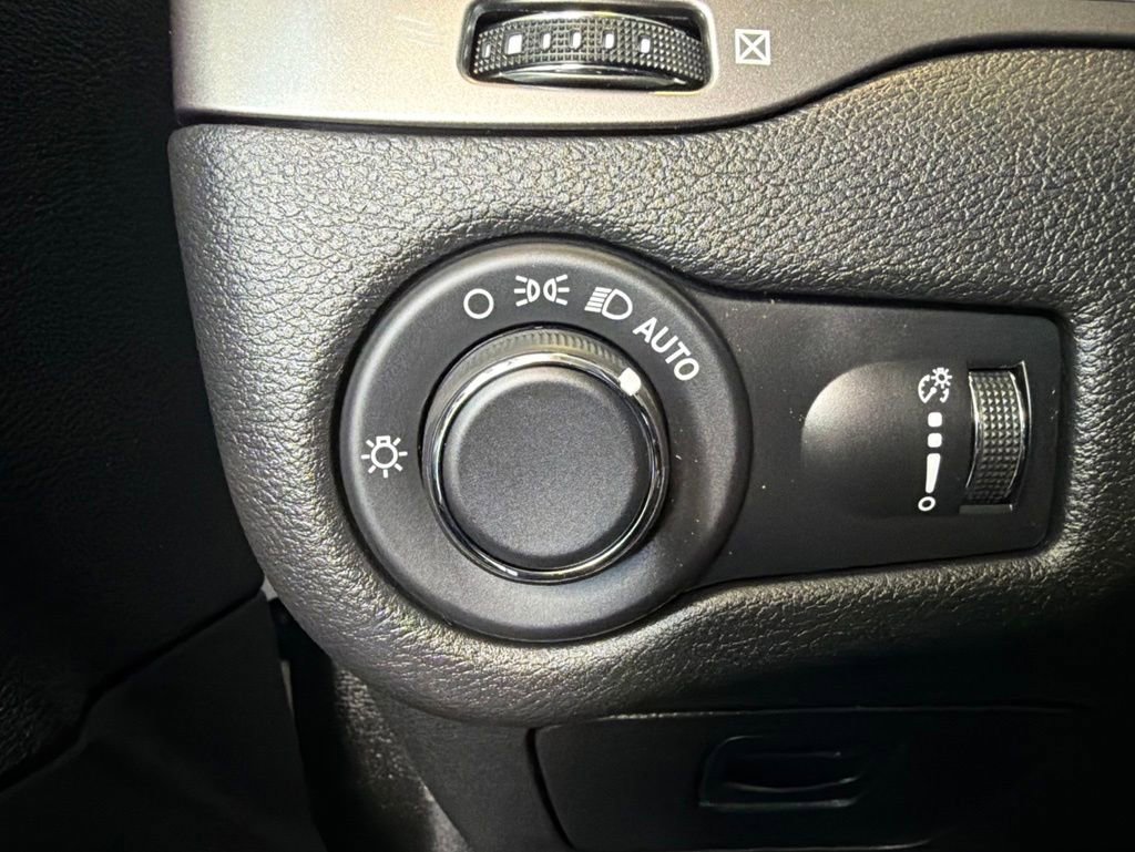 Used 2020 Jeep Cherokee Latitude w/ Cold Weather Group FWD image 20