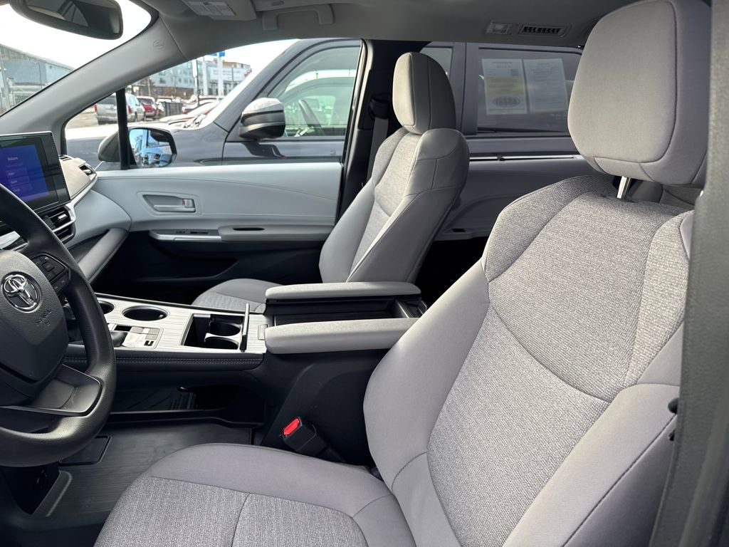 Used 2025 Toyota Sienna LE w/ LE Plus Package image 9