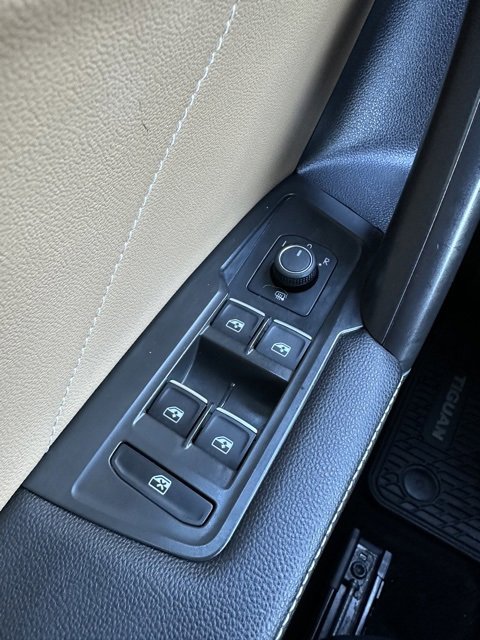 Used 2022 Volkswagen Tiguan SE w/ Panoramic Sunroof Package image 17