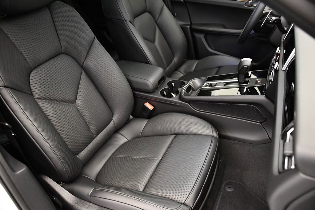 Used 2025 Porsche Macan image 46